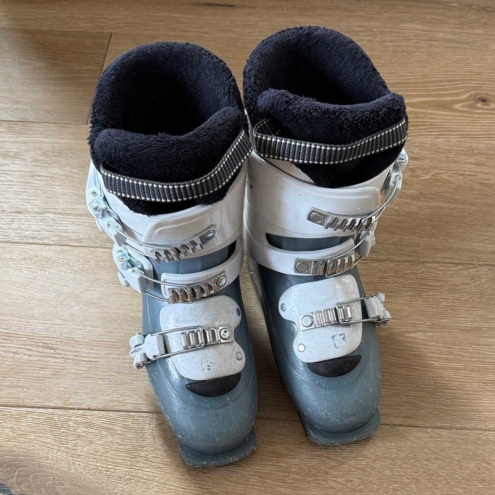 Salomon Kids Ski Boots - Black and Gray size 26.6